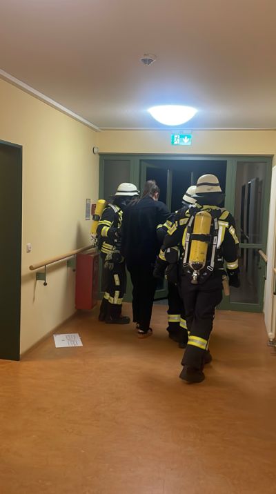 Feuerwehrleute weisen Mitarbeiterin hinaus